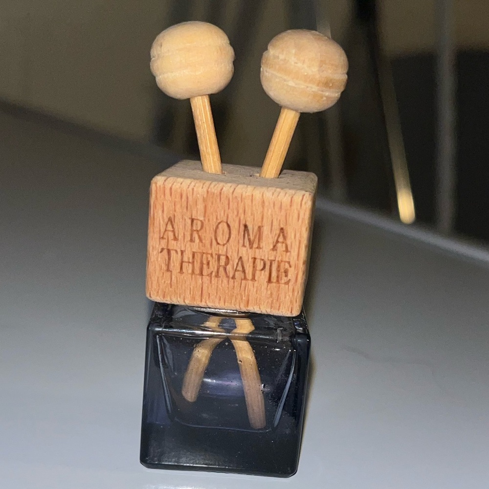 AromaTherapy Car Reed Diffuser Kit with Wooden Accents (NWT) - Picture 2 of 4